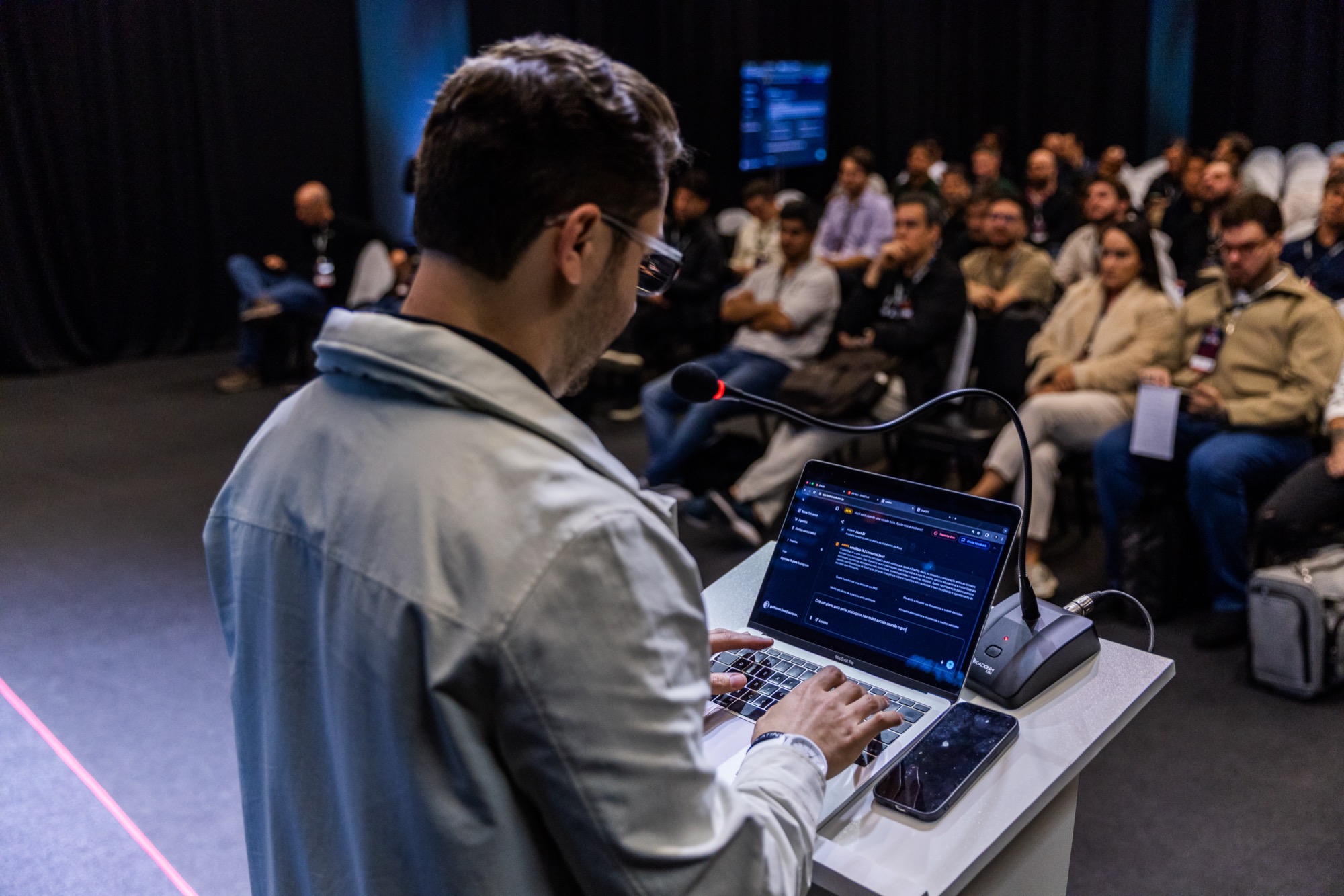 Guilherme Lima fazendo live coding para a plateia