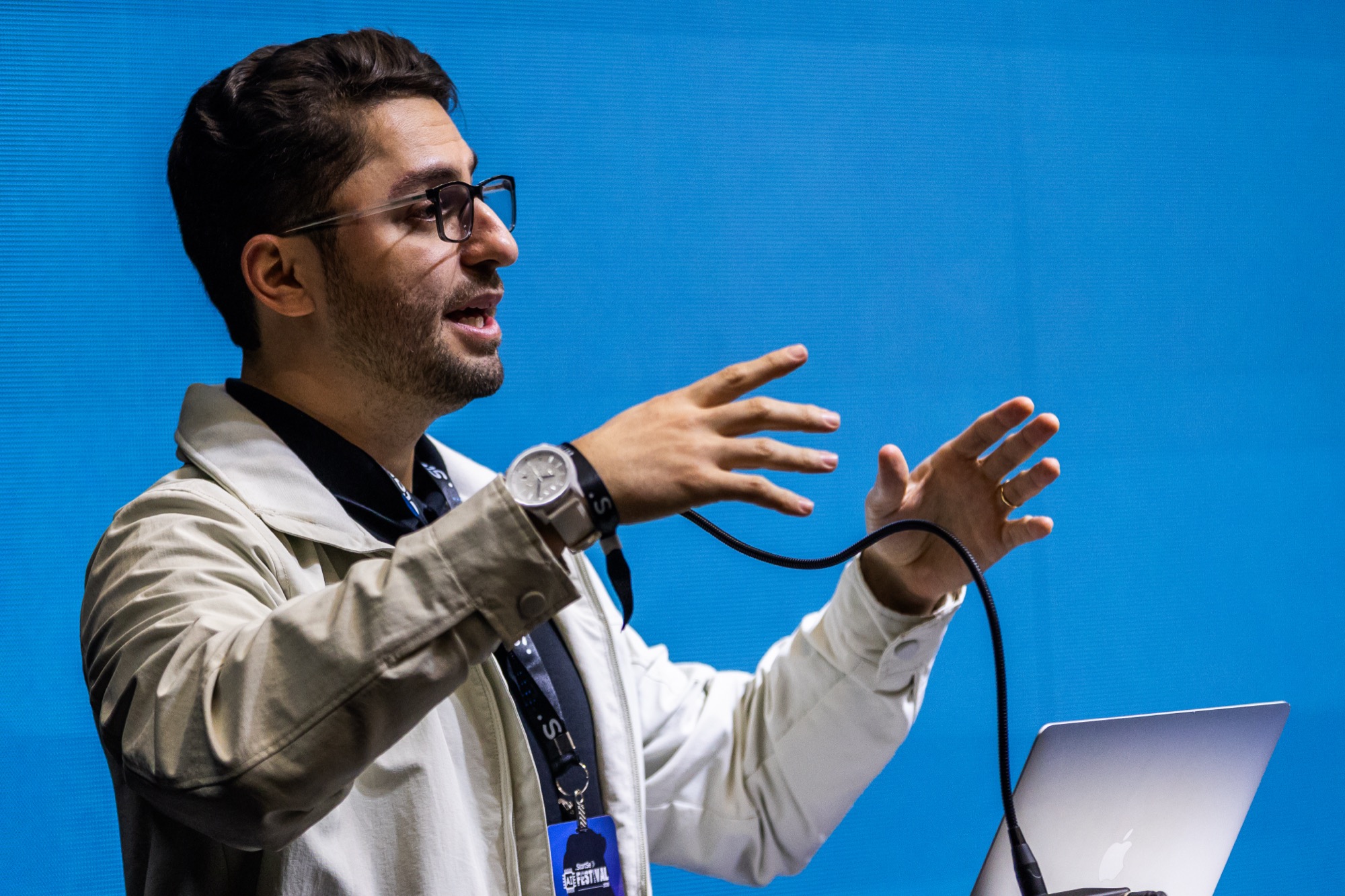 Guilherme Lima explicando agentes de IA no palco do AI Festival