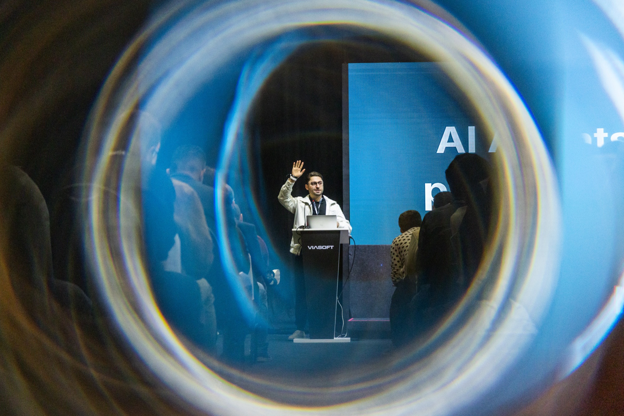 Guilherme Lima no palco visto através de uma lente